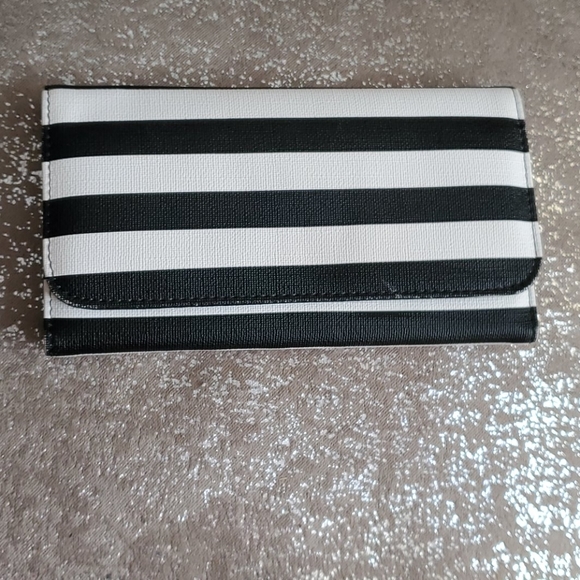 2/$20 Kut fron the Kloth wallet - Picture 1 of 6